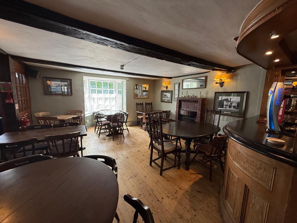Lot: 129 - FREEHOLD PUBLIC HOUSE SITUATED IN POPULAR SUFFOLK VILLAGE LOCATION - main dining area with fireplace and bay window to front